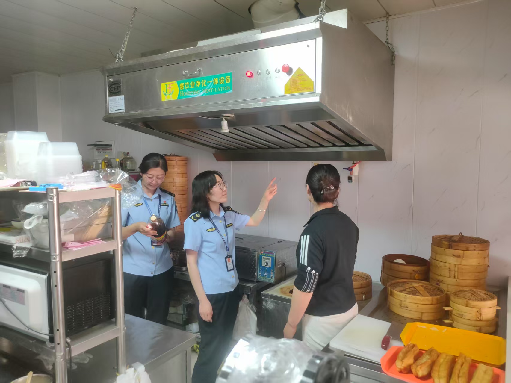 甘州区北街市场监管所开展餐饮油烟专项检查 守护“烟火气”里的清新空气